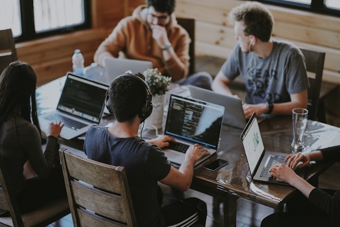 Equipo de profesionales colaborando alrededor de una mesa