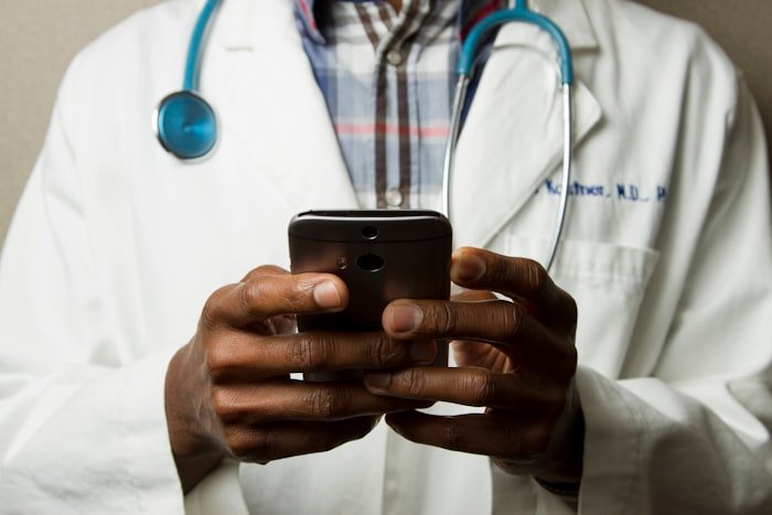 Profesional de la salud revisando material de formación en una tablet